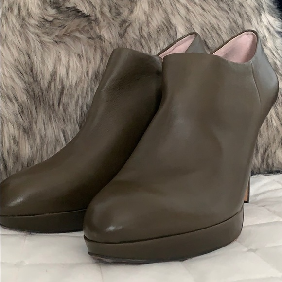 Vince Camuto platform boots - Picture 2 of 8